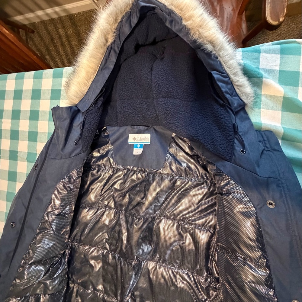 Columbia Women’s Navy Winter Jacket with Faux Fur Hood and Omni-Heat. - Picture 4 of 6